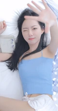清新清新真实浅粉气质女生蓝色肩带衣短裤室内私密写真图集