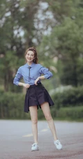 吴昕夏日校园风户外写真美照