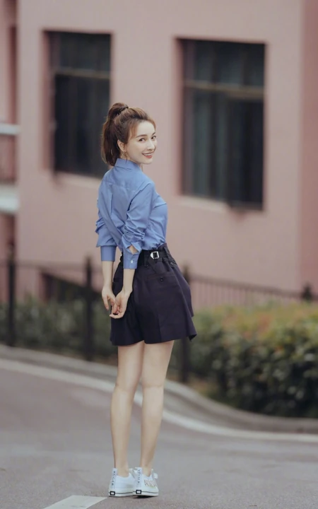 吴昕夏日校园风户外写真美照