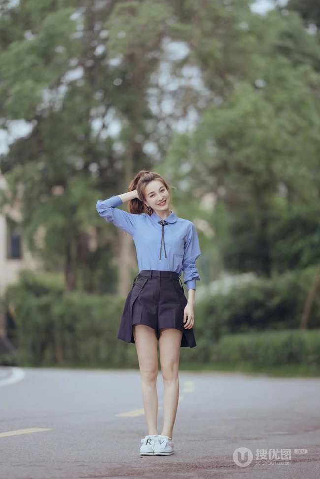吴昕夏日校园风户外写真美照