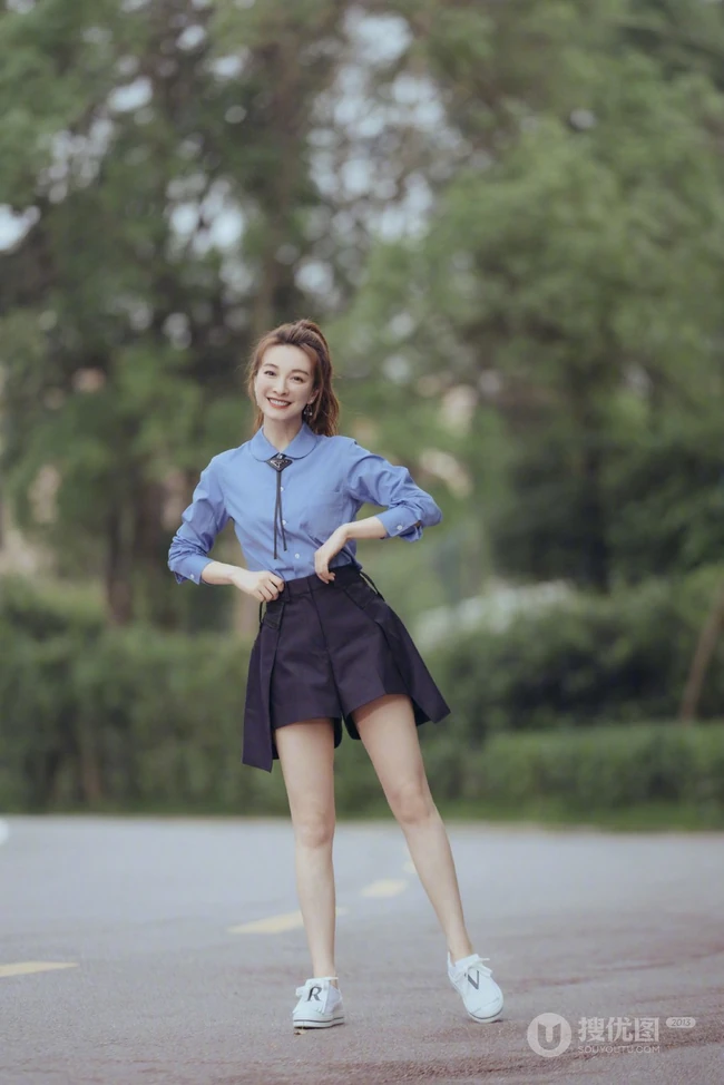 吴昕夏日校园风户外写真美照