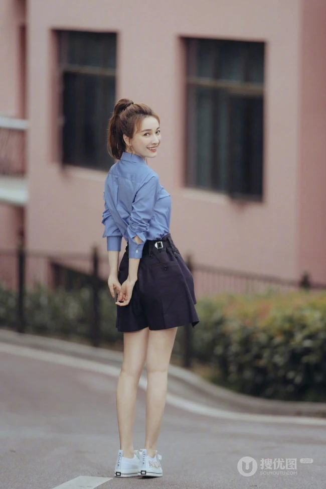 吴昕夏日校园风户外写真美照