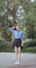 吴昕夏日校园风户外写真美照