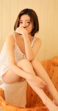 很清新的文艺女孩，齐肩短发女生的清凉肩带衣短裤室内摄影写真集