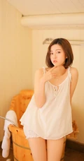 很清新的文艺女孩，齐肩短发女生的清凉肩带衣短裤室内摄影写真集
