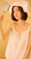 很清新的文艺女孩，齐肩短发女生的清凉肩带衣短裤室内摄影写真集