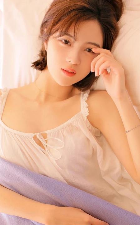 很清新的文艺女孩，齐肩短发女生的清凉肩带衣短裤室内摄影写真集