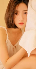 很清新的文艺女孩，齐肩短发女生的清凉肩带衣短裤室内摄影写真集