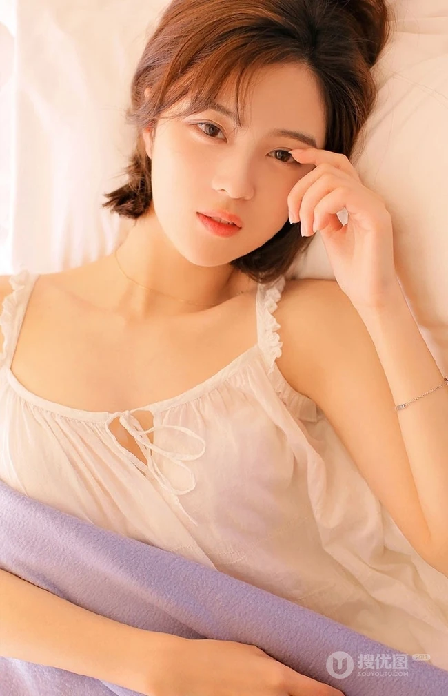 很清新的文艺女孩，齐肩短发女生的清凉肩带衣短裤室内摄影写真集
