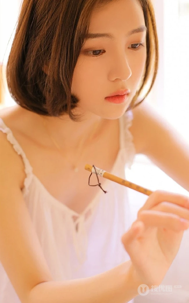 很清新的文艺女孩，齐肩短发女生的清凉肩带衣短裤室内摄影写真集
