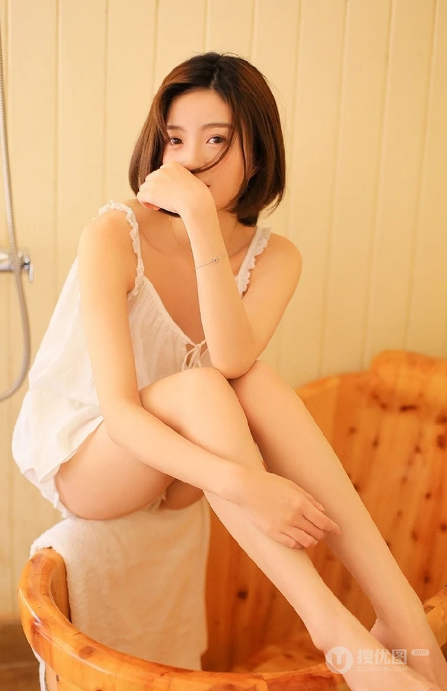 很清新的文艺女孩，齐肩短发女生的清凉肩带衣短裤室内摄影写真集