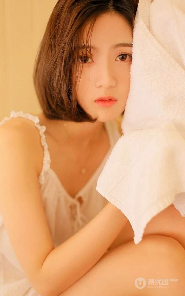很清新的文艺女孩，齐肩短发女生的清凉肩带衣短裤室内摄影写真集