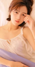 很清新的文艺女孩，齐肩短发女生的清凉肩带衣短裤室内摄影写真集