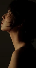 春酒~少女心，唯美红唇女生室内美背人像摄影美照