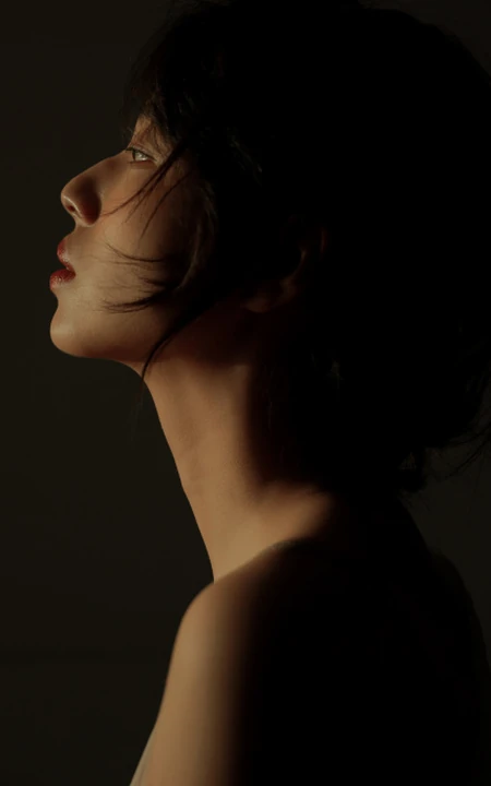春酒~少女心，唯美红唇女生室内美背人像摄影美照