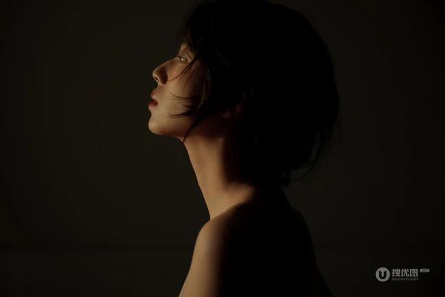 春酒~少女心，唯美红唇女生室内美背人像摄影美照