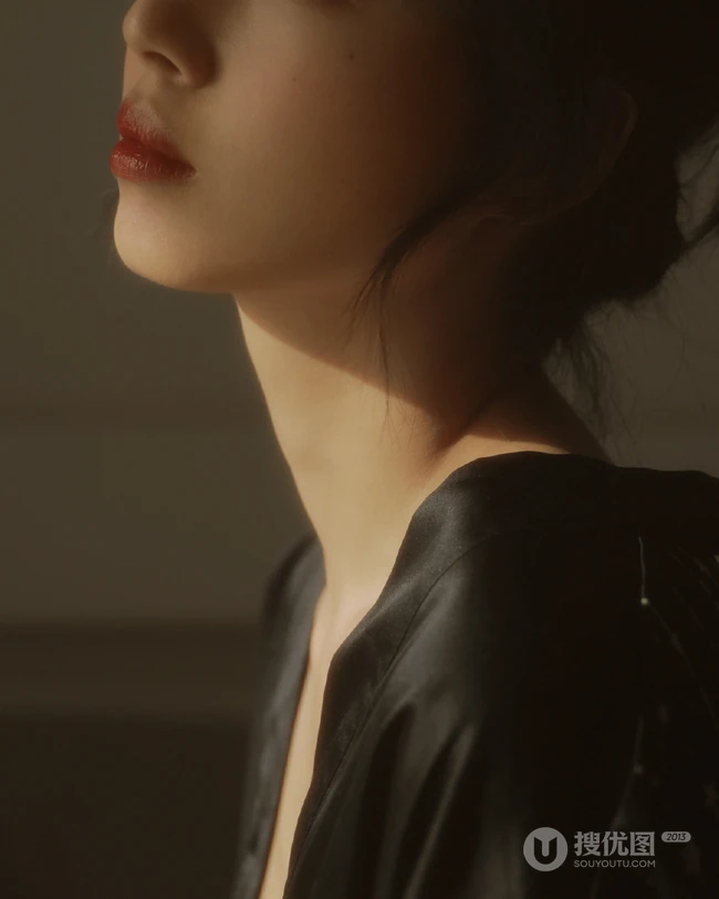 春酒~少女心，唯美红唇女生室内美背人像摄影美照