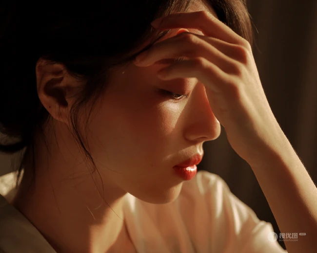 春酒~少女心，唯美红唇女生室内美背人像摄影美照