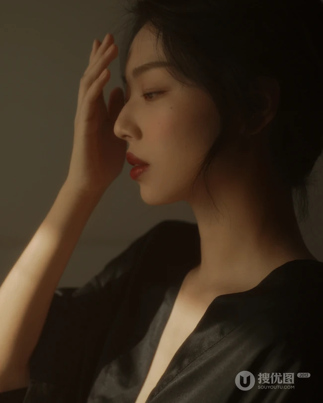 春酒~少女心，唯美红唇女生室内美背人像摄影美照