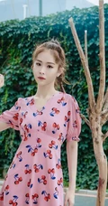 徐紫茵粉色系穿搭街拍，夏日连衣裙装有点少女甜~