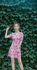 徐紫茵粉色系穿搭街拍，夏日连衣裙装有点少女甜~