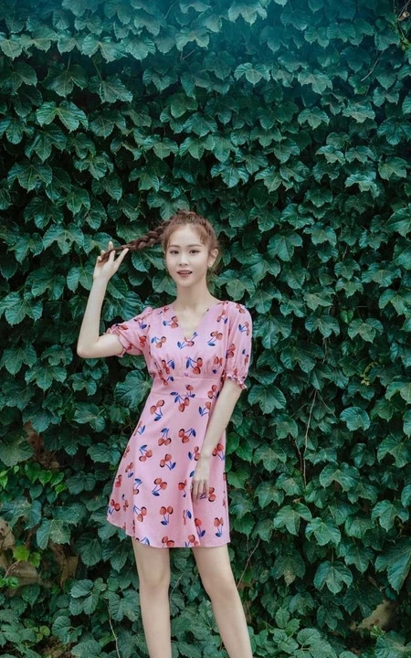 徐紫茵粉色系穿搭街拍，夏日连衣裙装有点少女甜~