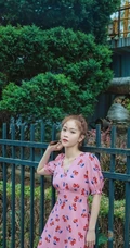 徐紫茵粉色系穿搭街拍，夏日连衣裙装有点少女甜~