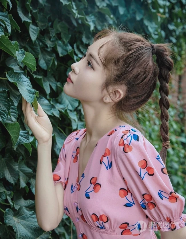 徐紫茵粉色系穿搭街拍，夏日连衣裙装有点少女甜~