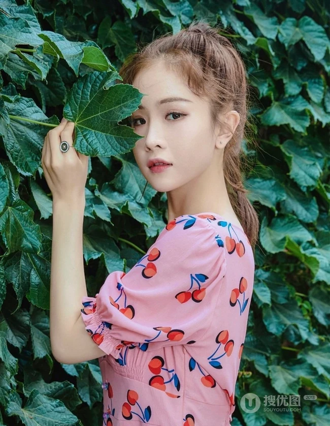 徐紫茵粉色系穿搭街拍，夏日连衣裙装有点少女甜~