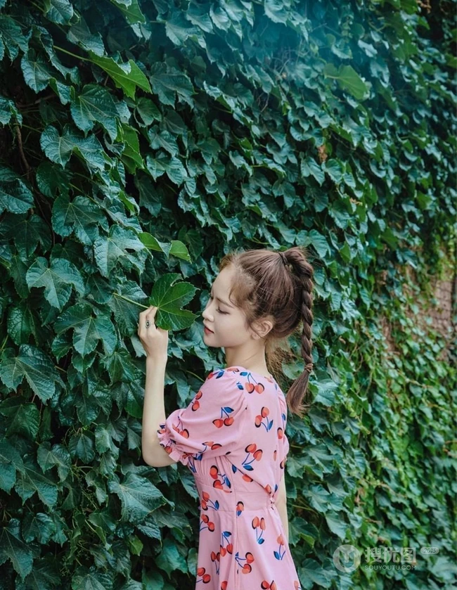 徐紫茵粉色系穿搭街拍，夏日连衣裙装有点少女甜~