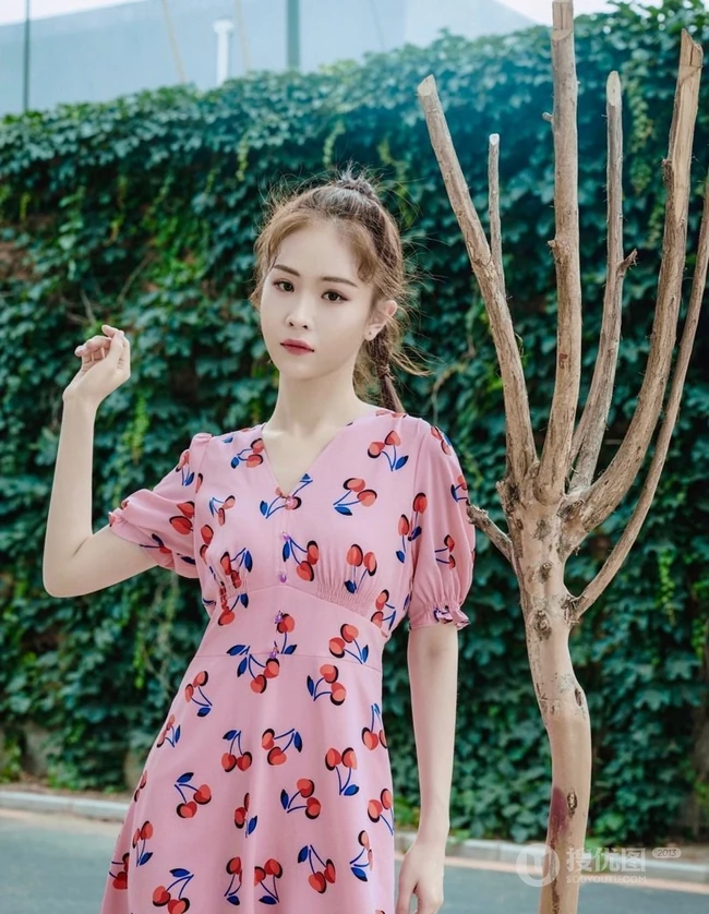 徐紫茵粉色系穿搭街拍，夏日连衣裙装有点少女甜~