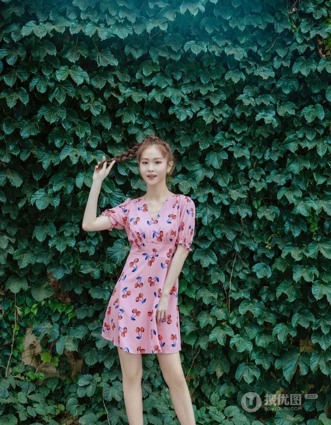 徐紫茵粉色系穿搭街拍，夏日连衣裙装有点少女甜~
