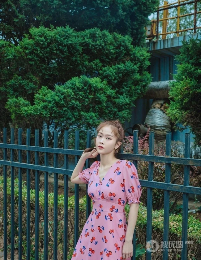 徐紫茵粉色系穿搭街拍，夏日连衣裙装有点少女甜~