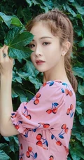 徐紫茵粉色系穿搭街拍，夏日连衣裙装有点少女甜~