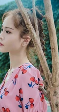 徐紫茵粉色系穿搭街拍，夏日连衣裙装有点少女甜~