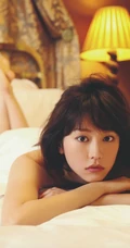 沐浴前的准备，桐谷美玲白色V领肩带睡裙唯美室内摄影美照