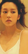 沐浴前的准备，桐谷美玲白色V领肩带睡裙唯美室内摄影美照