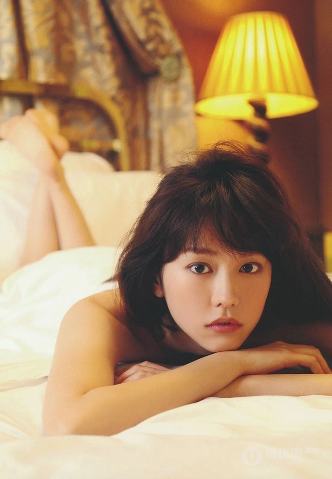 沐浴前的准备，桐谷美玲白色V领肩带睡裙唯美室内摄影美照