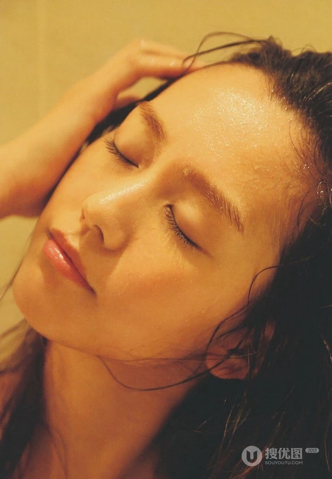沐浴前的准备，桐谷美玲白色V领肩带睡裙唯美室内摄影美照