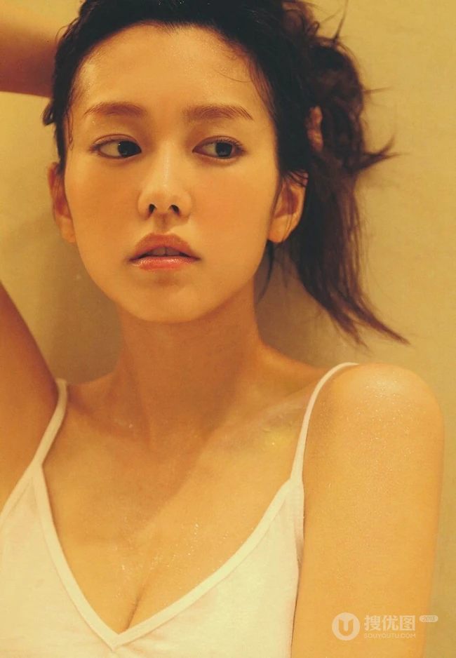 沐浴前的准备，桐谷美玲白色V领肩带睡裙唯美室内摄影美照