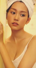 沐浴前的准备，桐谷美玲白色V领肩带睡裙唯美室内摄影美照