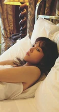 沐浴前的准备，桐谷美玲白色V领肩带睡裙唯美室内摄影美照