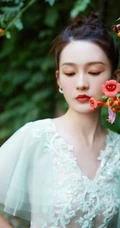 李沁微博晒薄荷绿轻纱透明长裙仙气写真美照