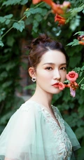 李沁微博晒薄荷绿轻纱透明长裙仙气写真美照