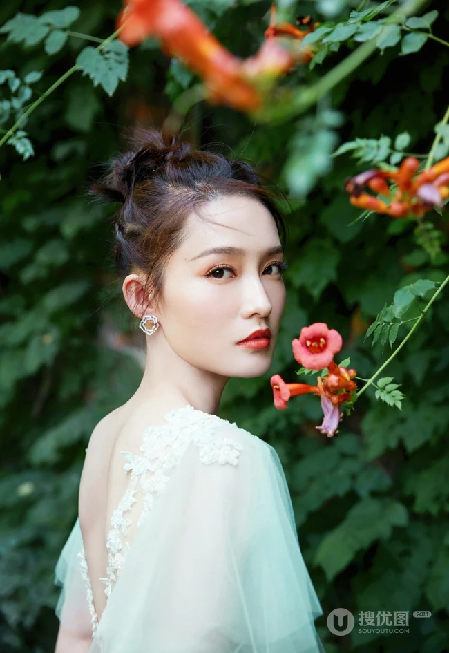 李沁微博晒薄荷绿轻纱透明长裙仙气写真美照