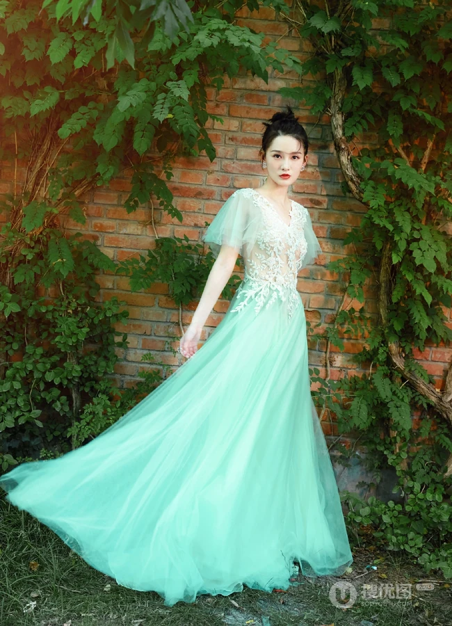 李沁微博晒薄荷绿轻纱透明长裙仙气写真美照