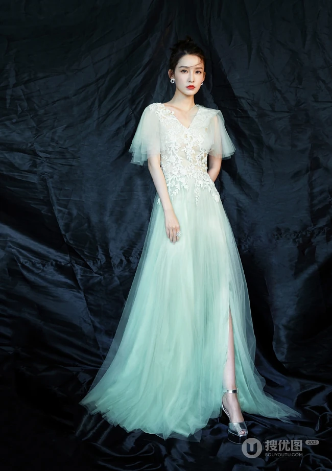 李沁微博晒薄荷绿轻纱透明长裙仙气写真美照