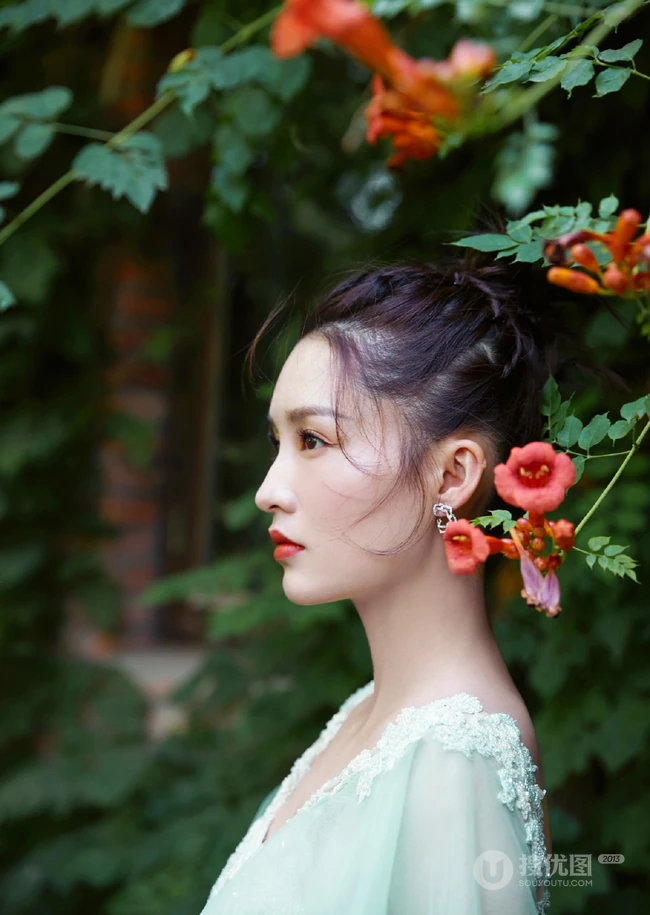 李沁微博晒薄荷绿轻纱透明长裙仙气写真美照