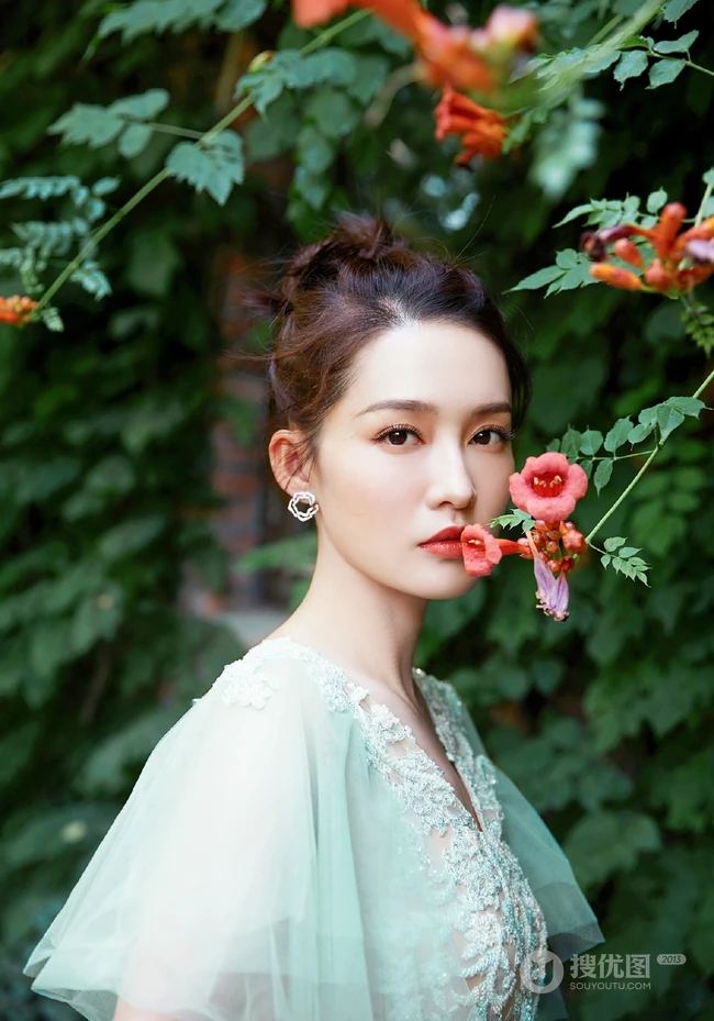 李沁微博晒薄荷绿轻纱透明长裙仙气写真美照
