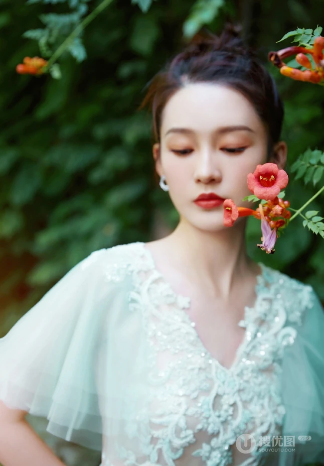 李沁微博晒薄荷绿轻纱透明长裙仙气写真美照
